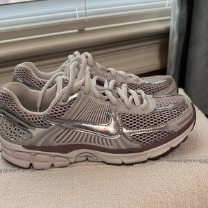 Nike Vomero Women's Metallic Silver Athletic Shoes size 8.5